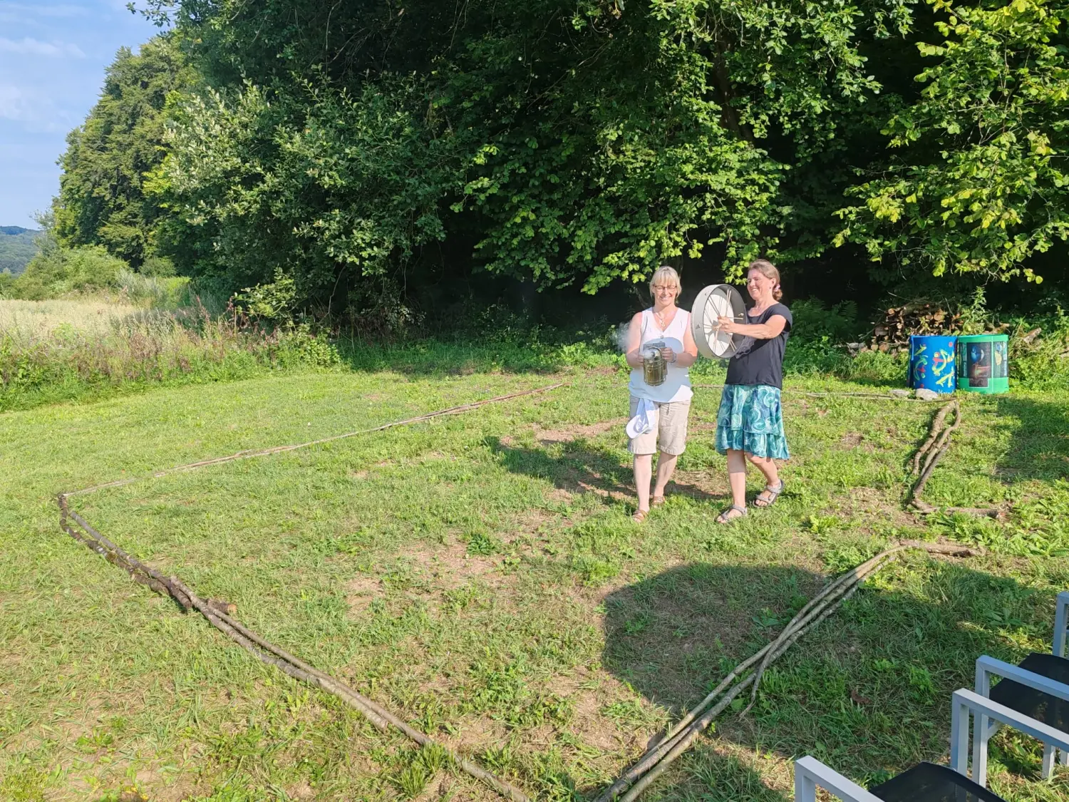 InBalance- Frau mit Trommel und andere mit Dampfanlage