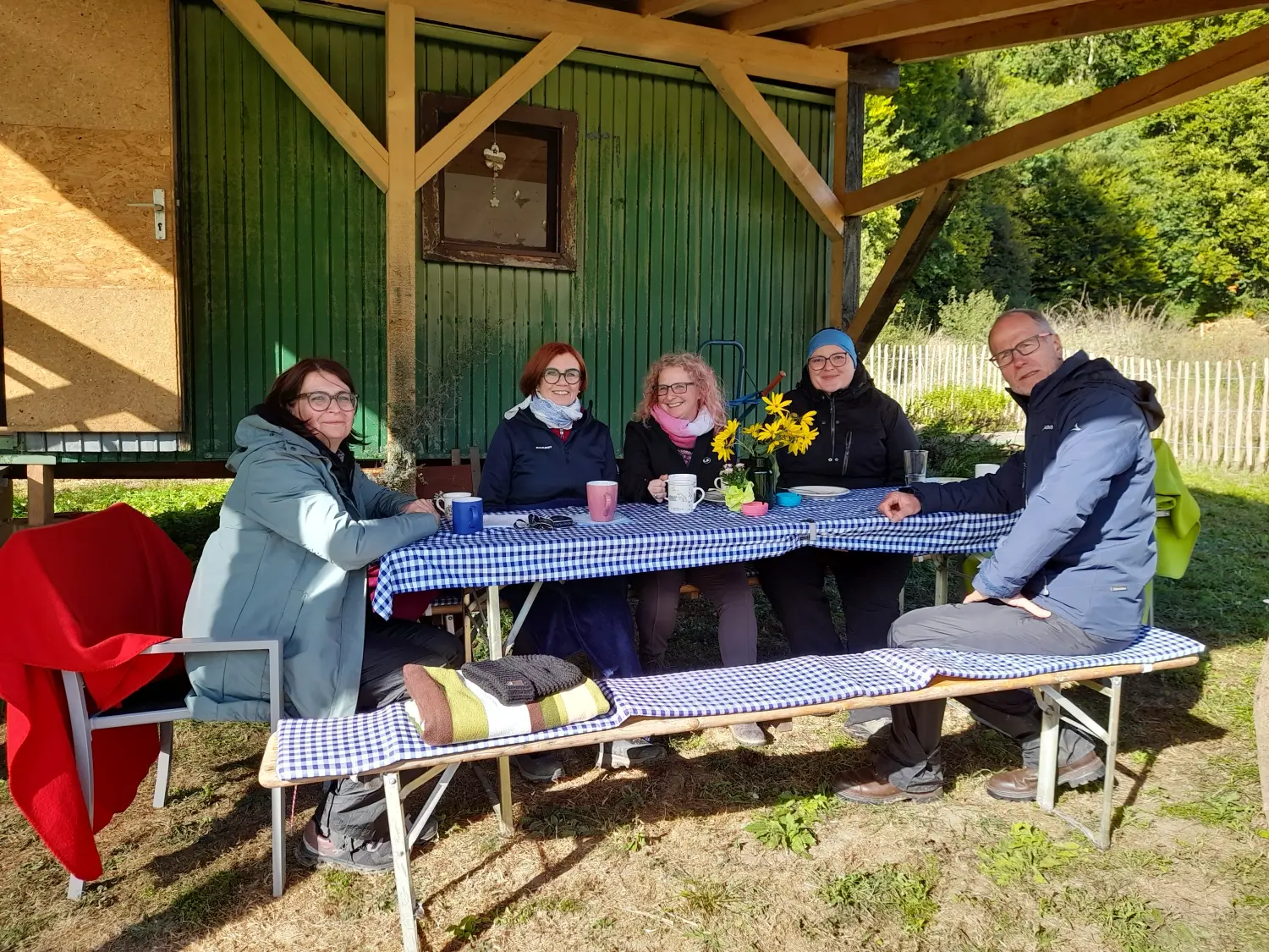 InBalance- Gruppe von Personen beim Essen