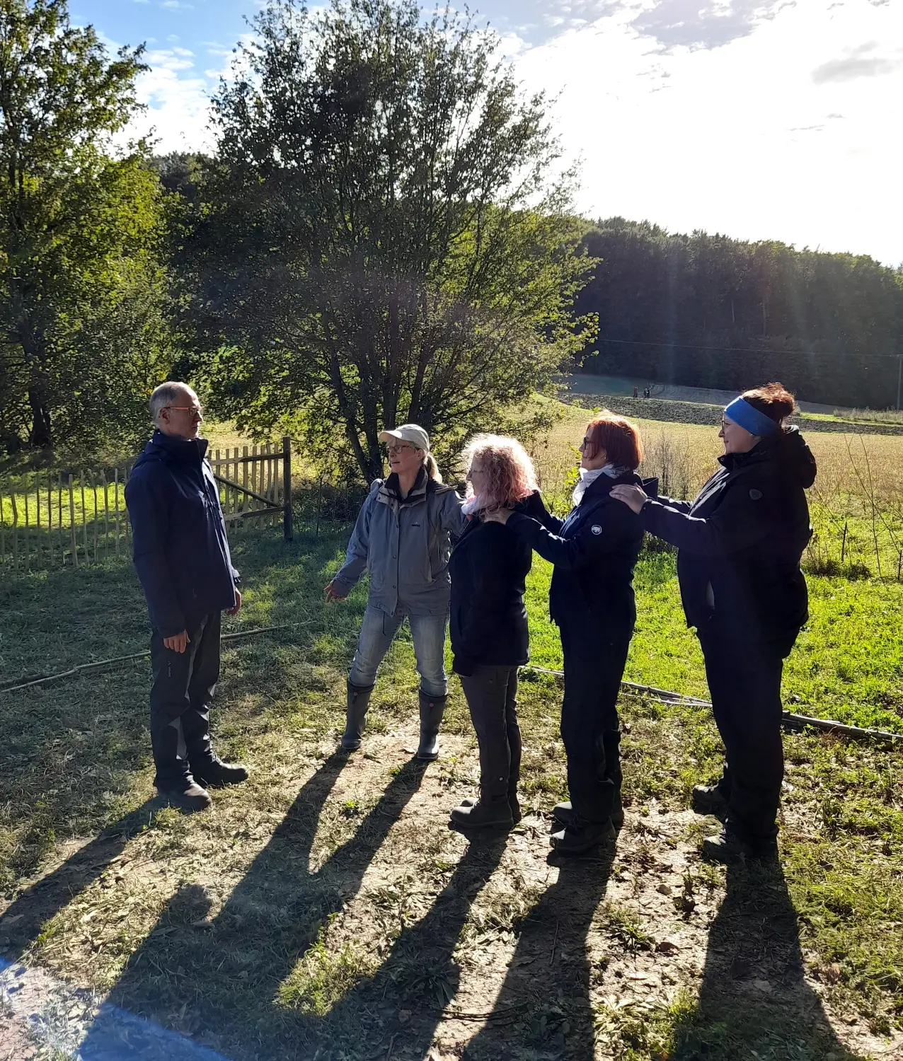 InBalance- Frau mit Trommel und andere mit Dampfanlage