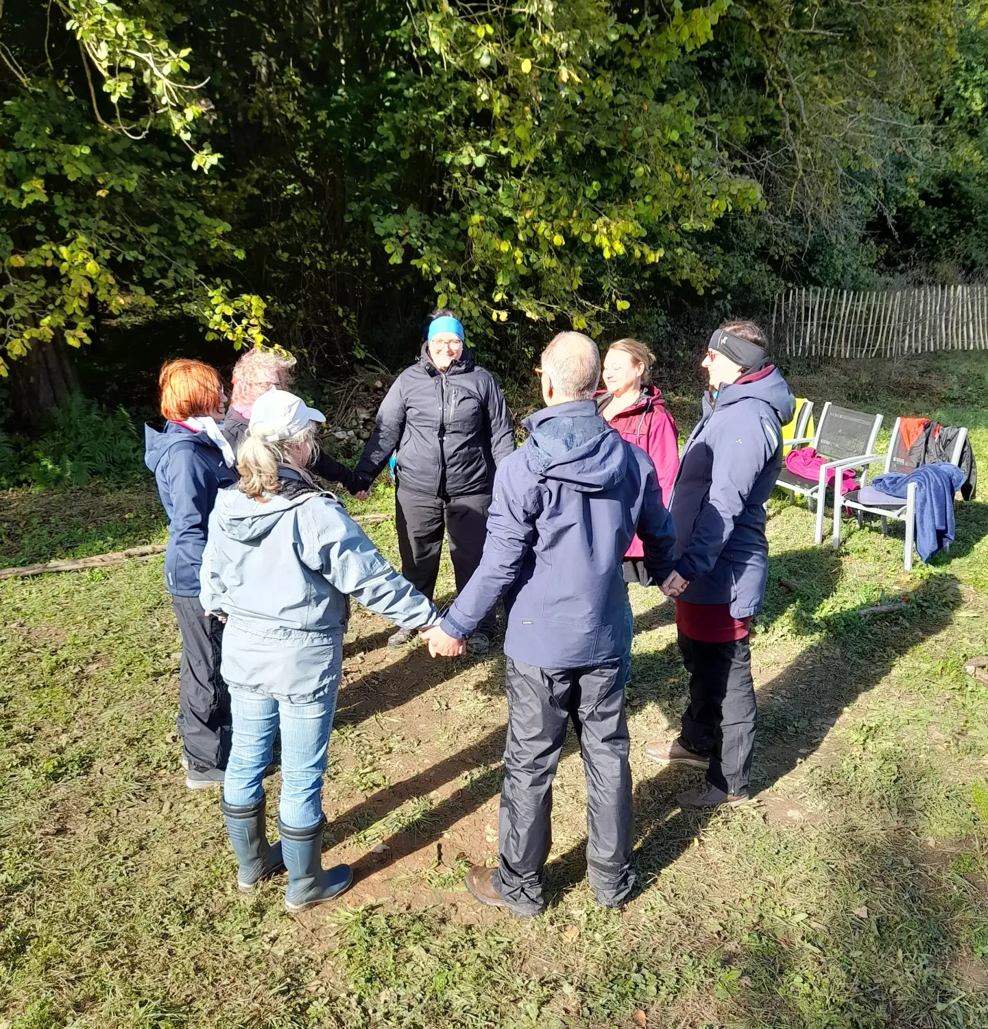 InBalance- Menschen, die sich an den Händen halten