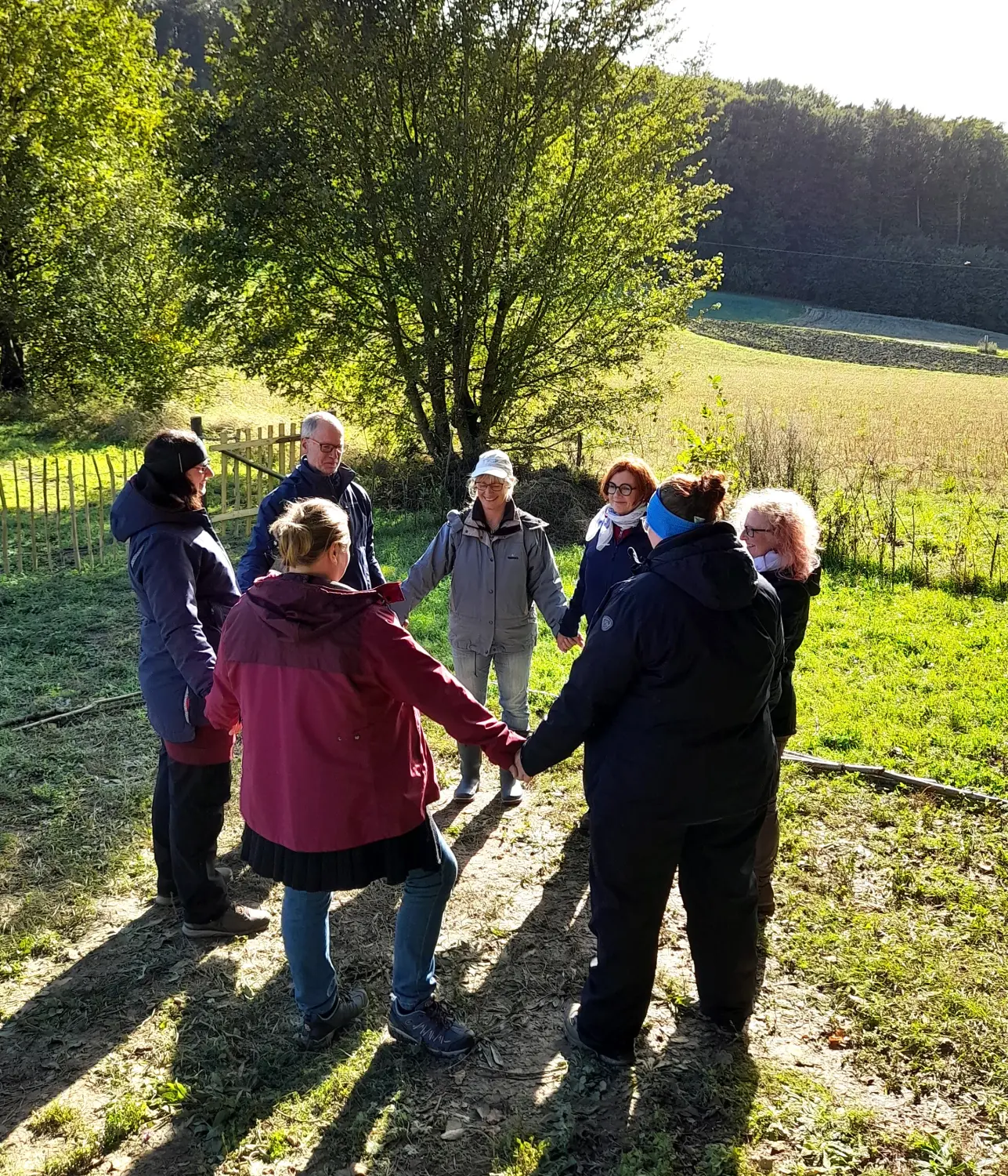 InBalance- Menschen, die sich an den Händen halten