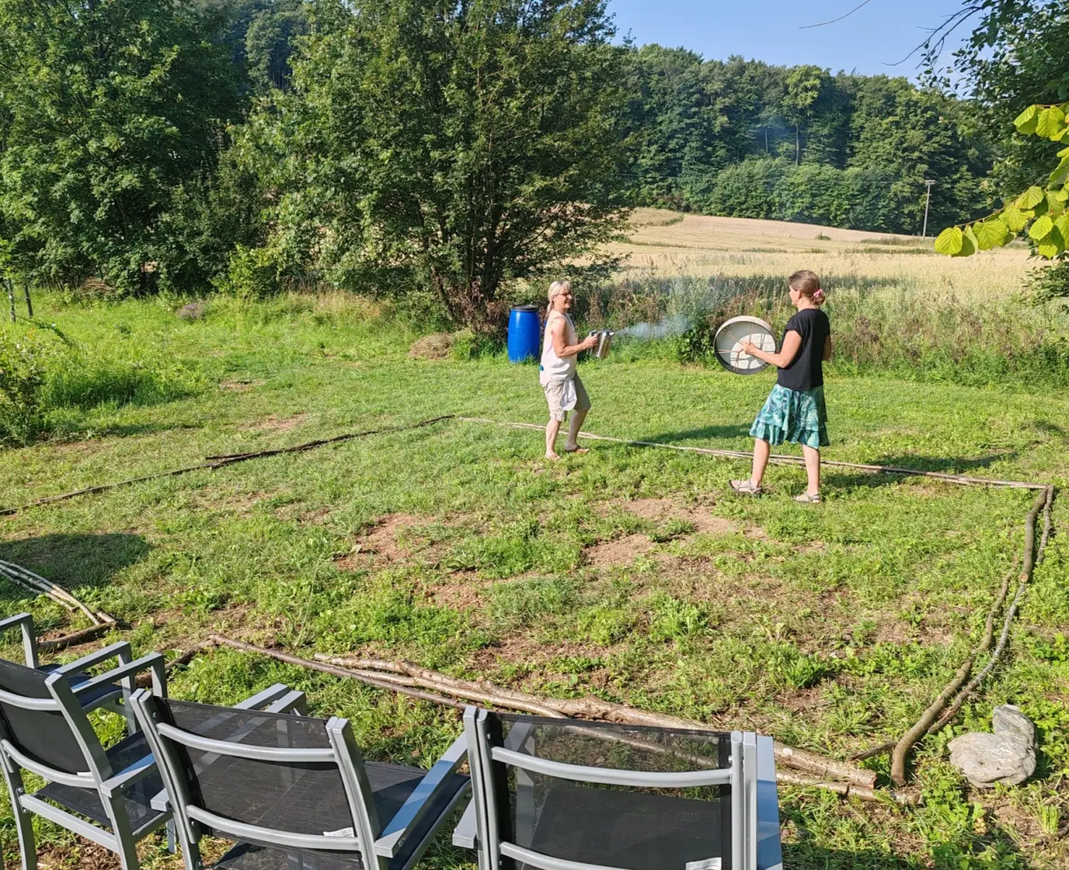 InBalance- Frau mit Trommel und andere mit Dampfanlage