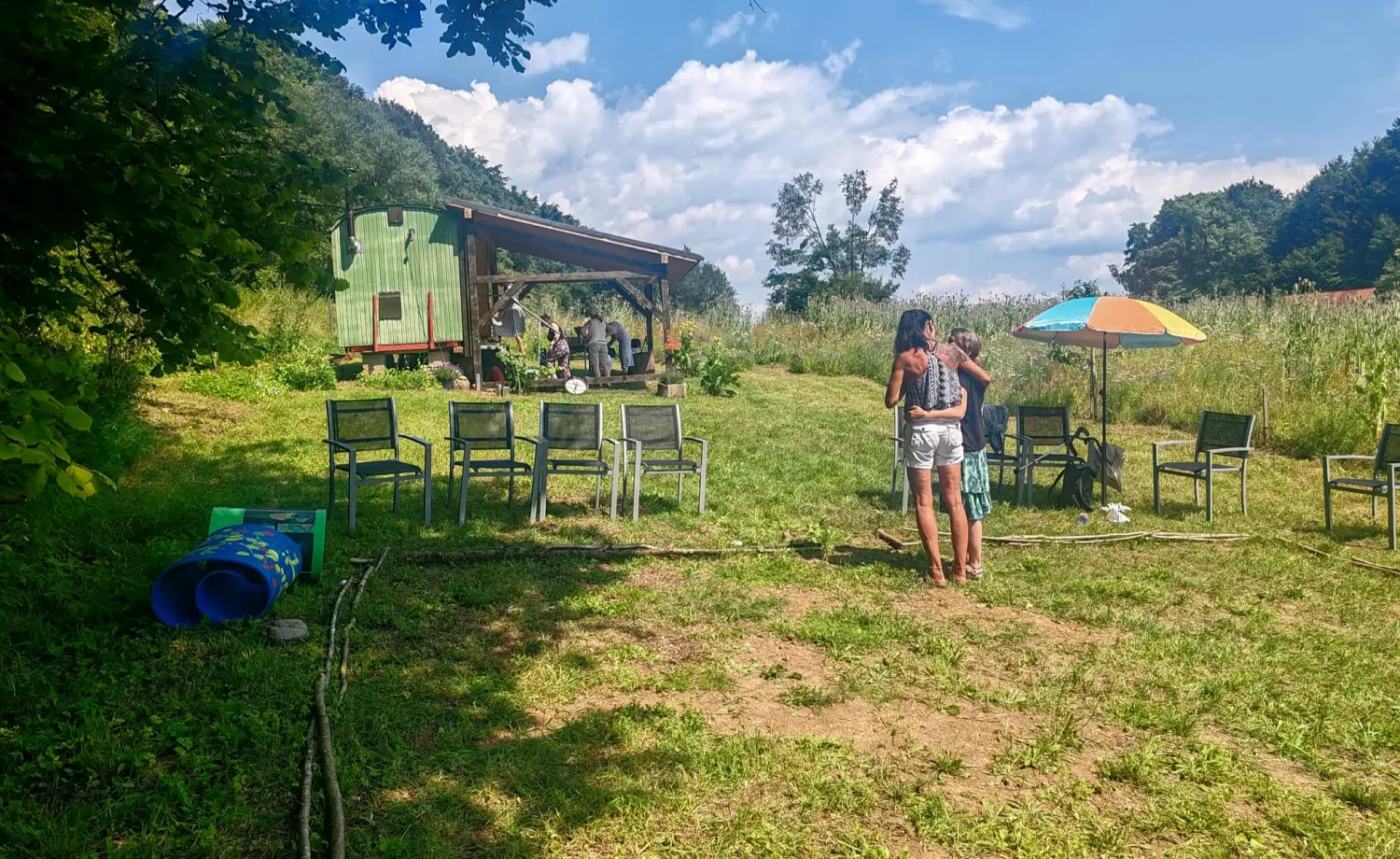 InBalance- Frauen, die sich umarmen